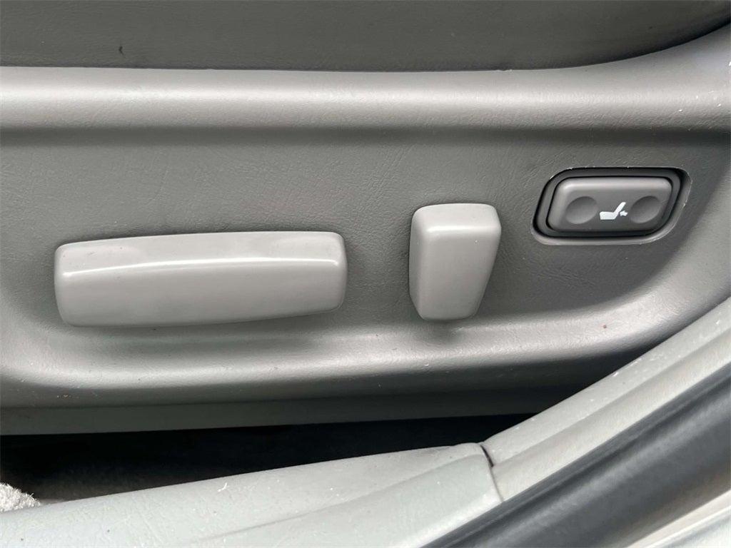 2004 Toyota Avalon Base