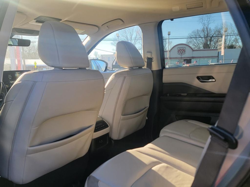 2024 Nissan Pathfinder SL