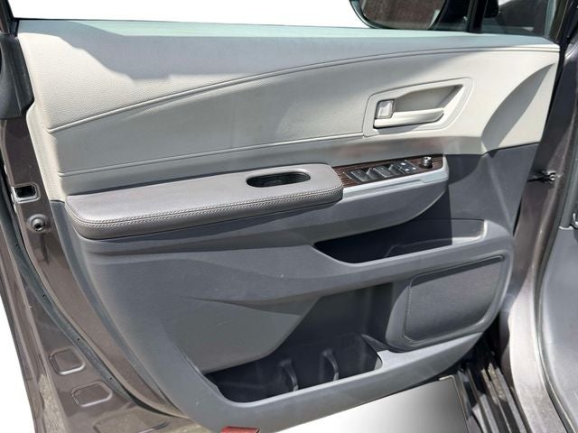 2022 Toyota Sienna LE 8 Passenger