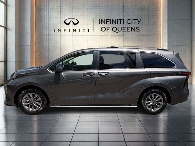 2022 Toyota Sienna LE 8 Passenger