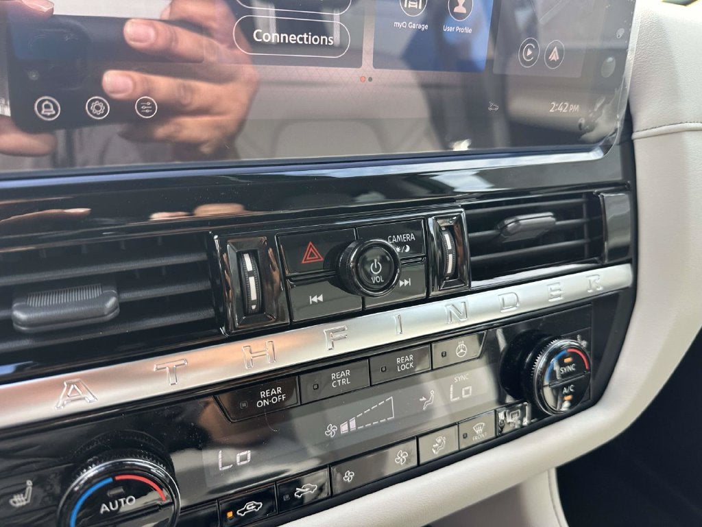 2026 Nissan Pathfinder SL