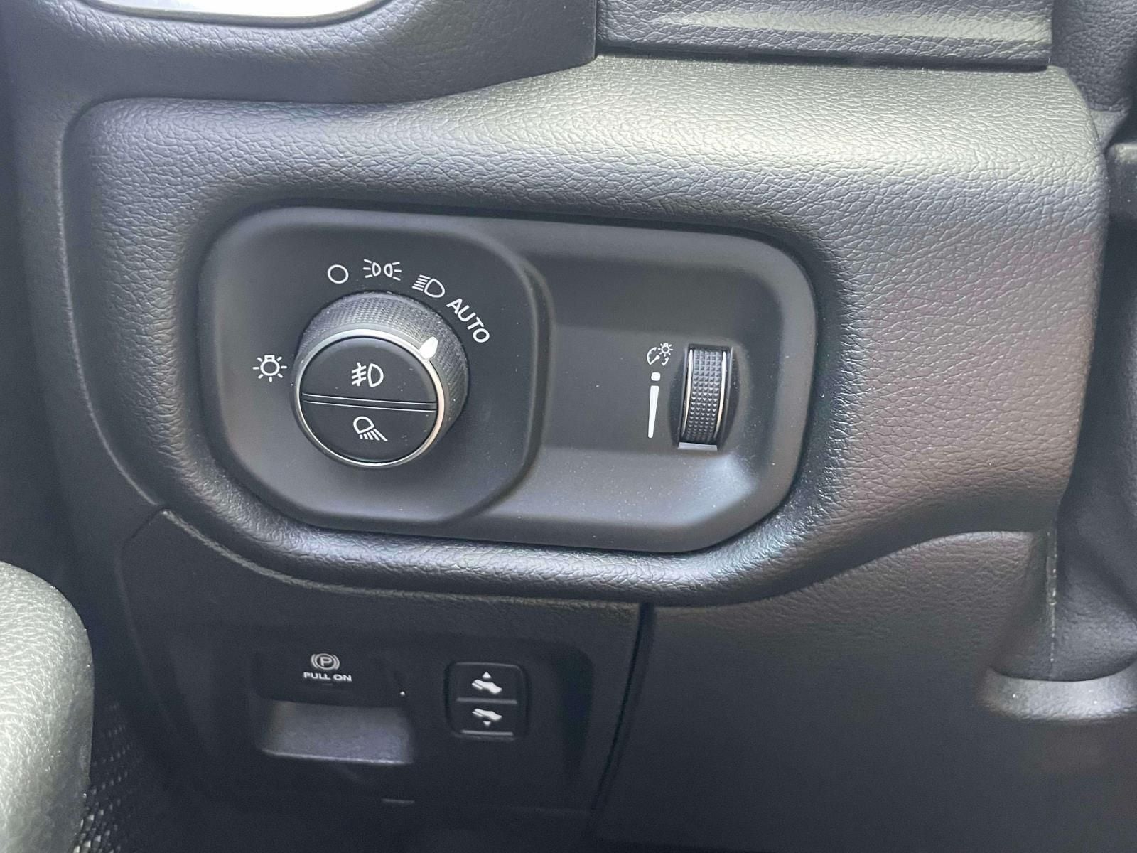 2020 RAM 1500 Big Horn Crew Cab 4x4 5'7' Box