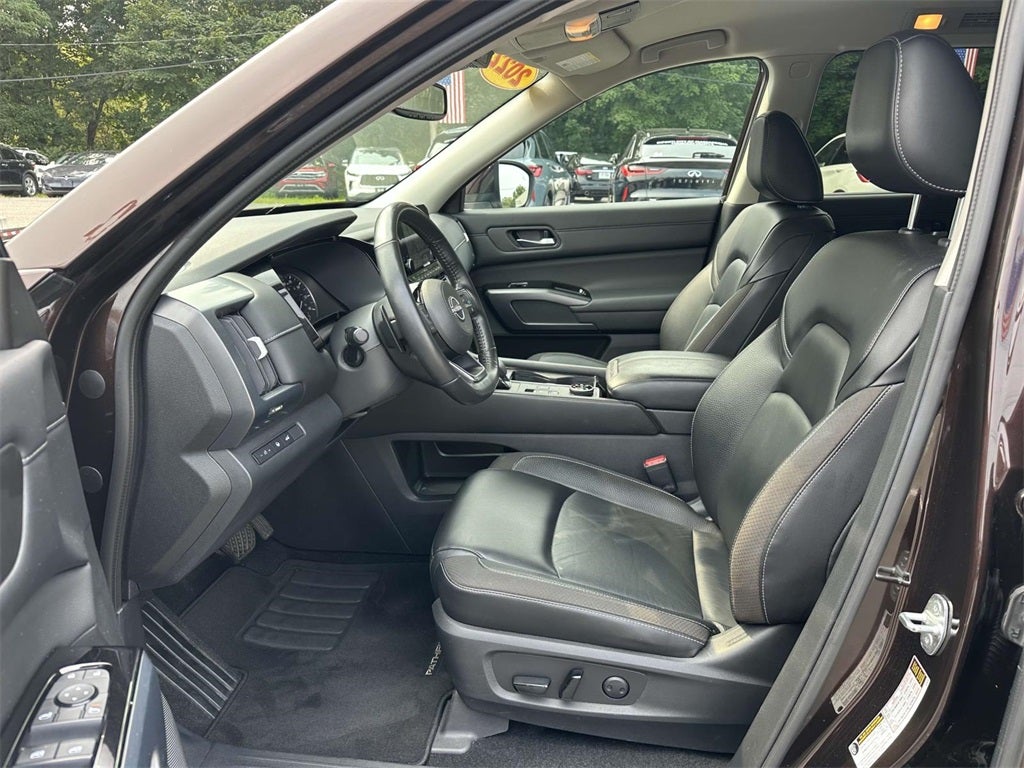 2022 Nissan Pathfinder SL