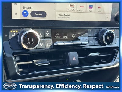 2023 Toyota Highlander XLE 8 PASSENGER BENCH SEATING