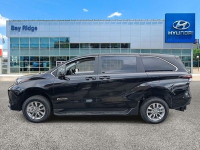 2026 Toyota Sienna LE Mobility 8 Passenger
