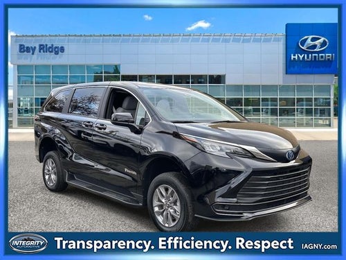 2025 Toyota Sienna Mobility LE 8 Passenger