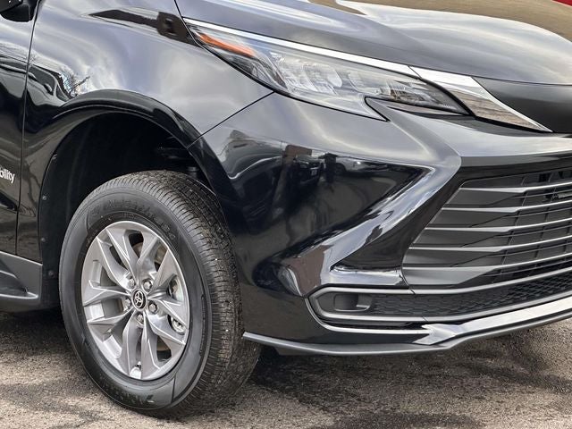 2025 Toyota Sienna Mobility LE 8 Passenger