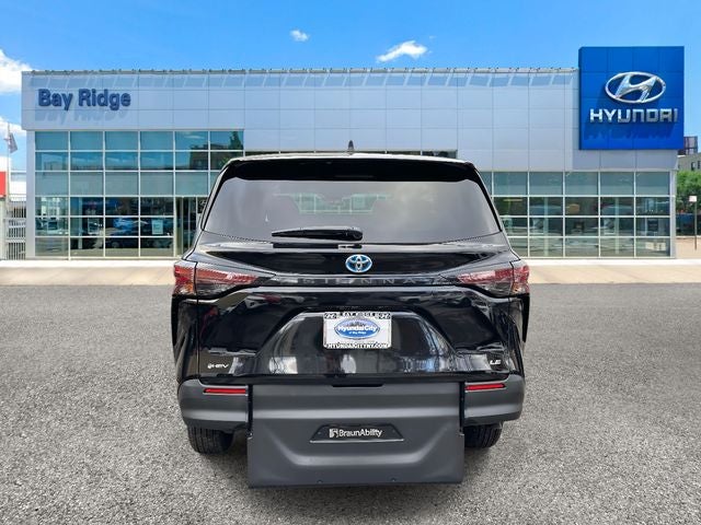 2025 Toyota Sienna Mobility LE 8 Passenger