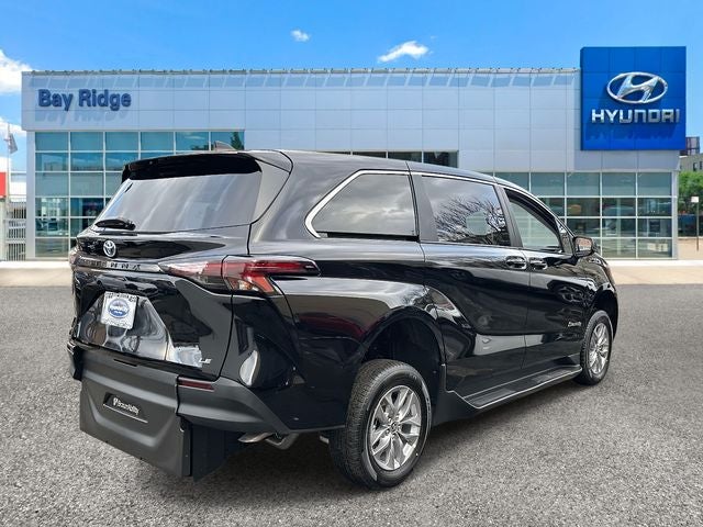 2025 Toyota Sienna Mobility LE 8 Passenger