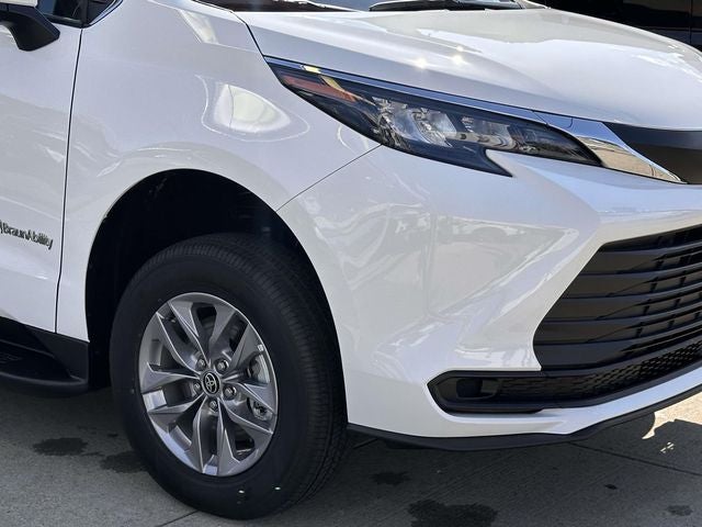 2026 Toyota Sienna LE 8 Passenger